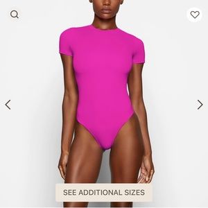 SKIMS FITS EVERYBODY T-SHIRT BODYSUIT FUCHSIA